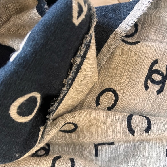 Authentic Chanel scarf two sided. Very beautiful and unique. - Picture 11 of 15